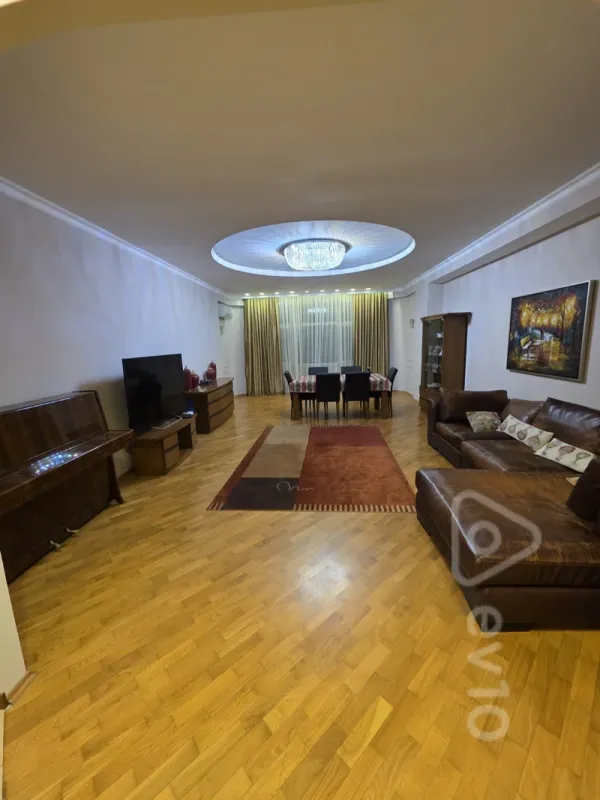Kirayə verilir 4 otaqlı yeni tikili 140 m²