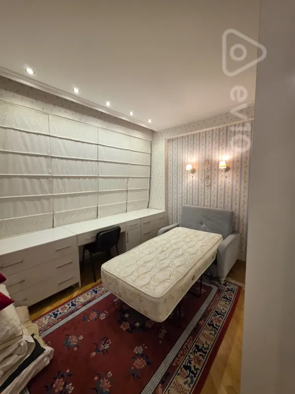 Kirayə verilir 4 otaqlı yeni tikili 140 m²