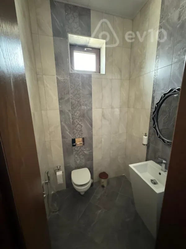 Satılır 8 otaqlı həyət evi 510 m²