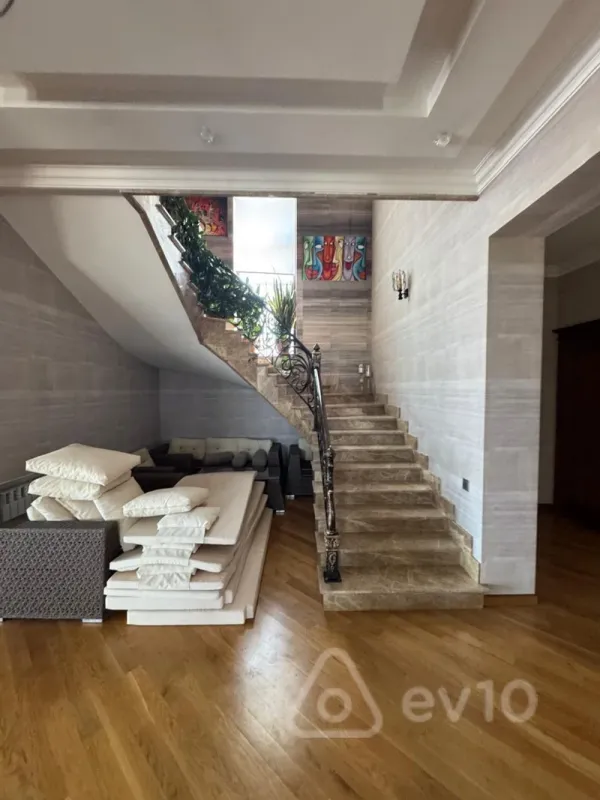 Satılır 8 otaqlı həyət evi 510 m²