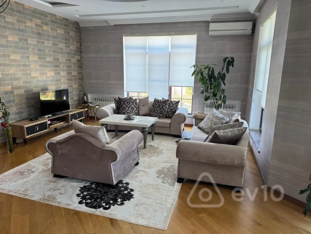 Satılır 8 otaqlı həyət evi 510 m²