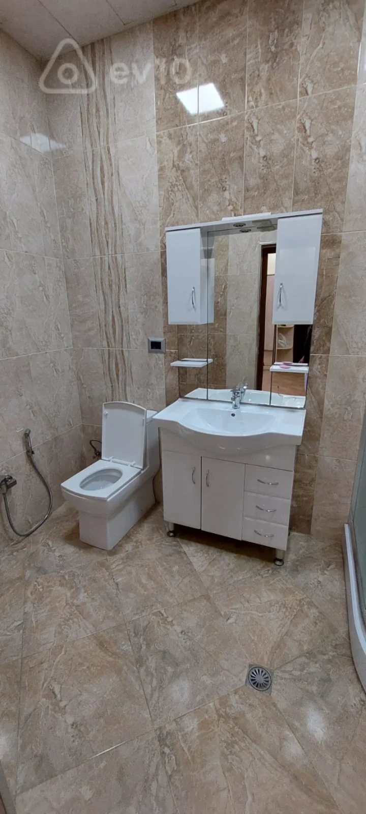 Kirayə verilir 3 otaqlı yeni tikili 136 m²