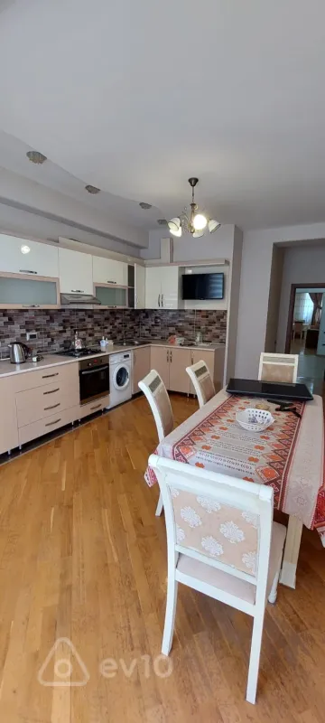 Kirayə verilir 3 otaqlı yeni tikili 136 m²