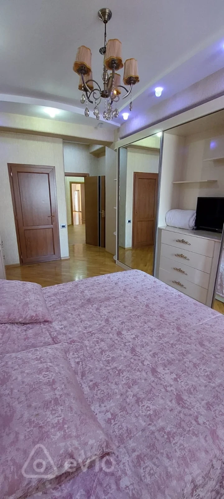 Kirayə verilir 3 otaqlı yeni tikili 136 m²