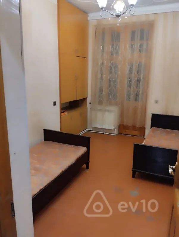 Kirayə verilir 4 otaqlı köhnə tikili 75 m²