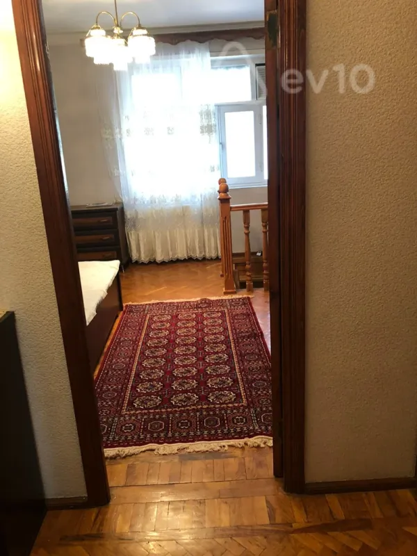 Kirayə verilir 2 otaqlı köhnə tikili 65 m²
