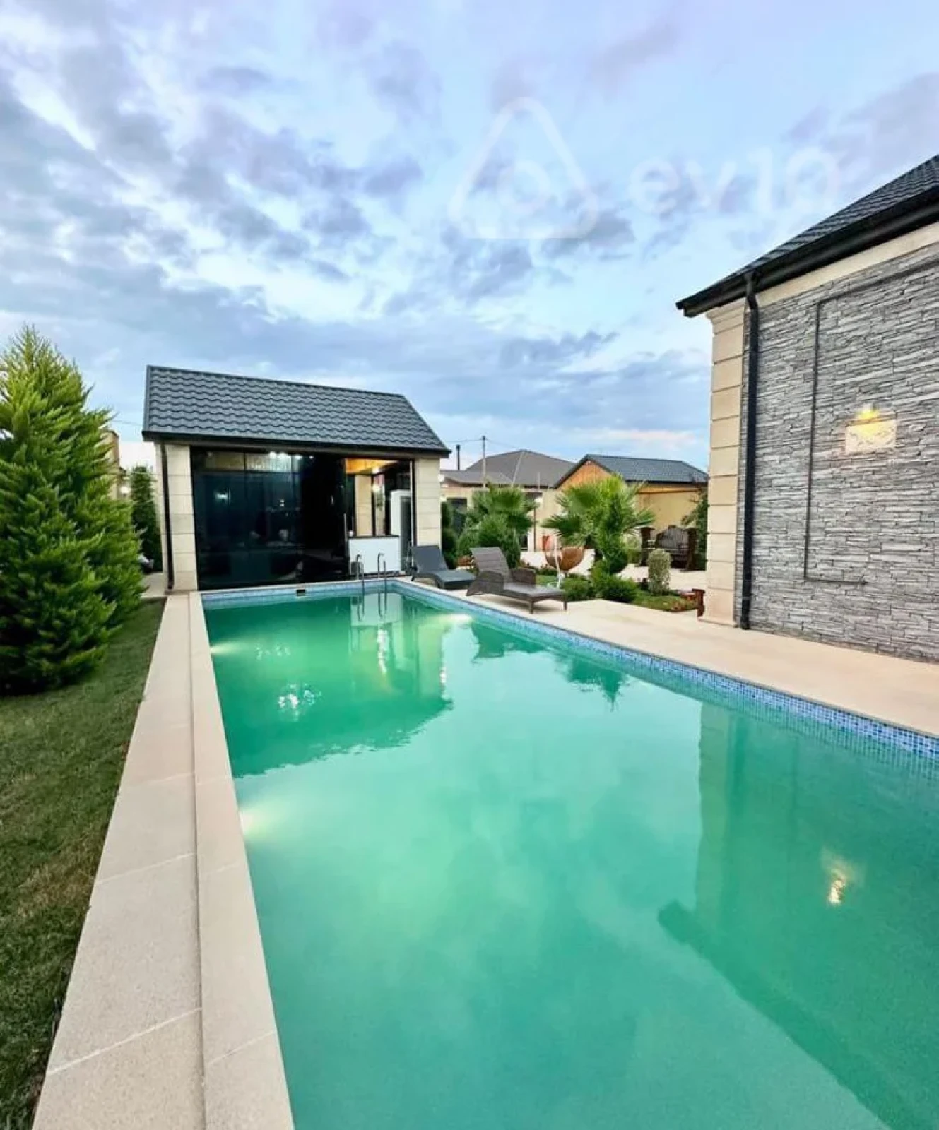 Satılır 5 otaqlı həyət evi 200 m²