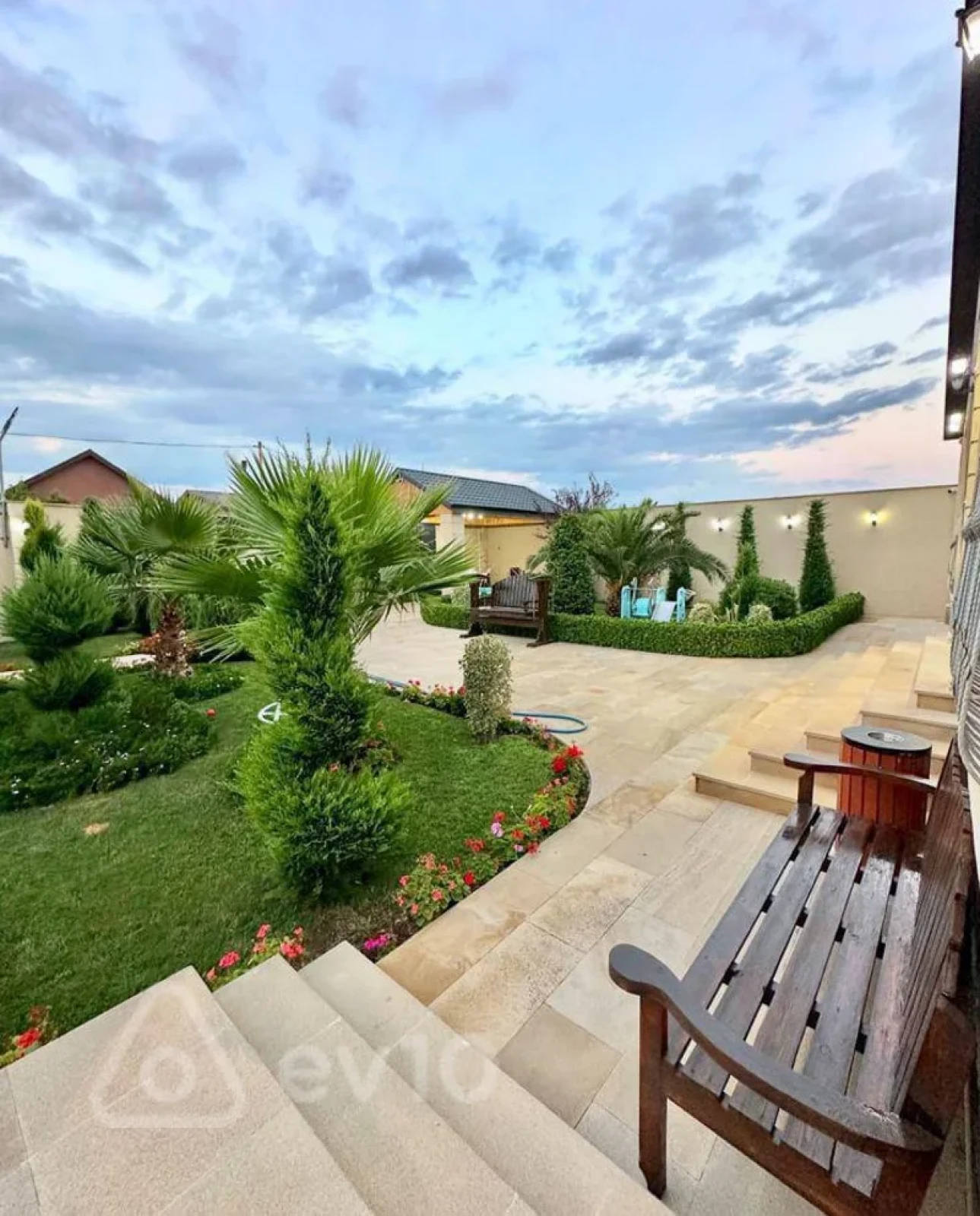 Satılır 5 otaqlı həyət evi 200 m²