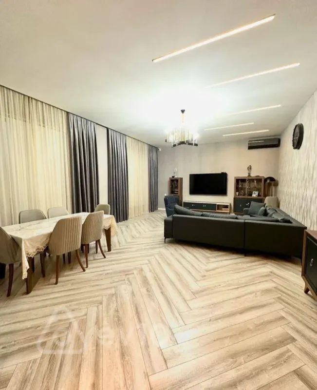 Satılır 5 otaqlı həyət evi 200 m²