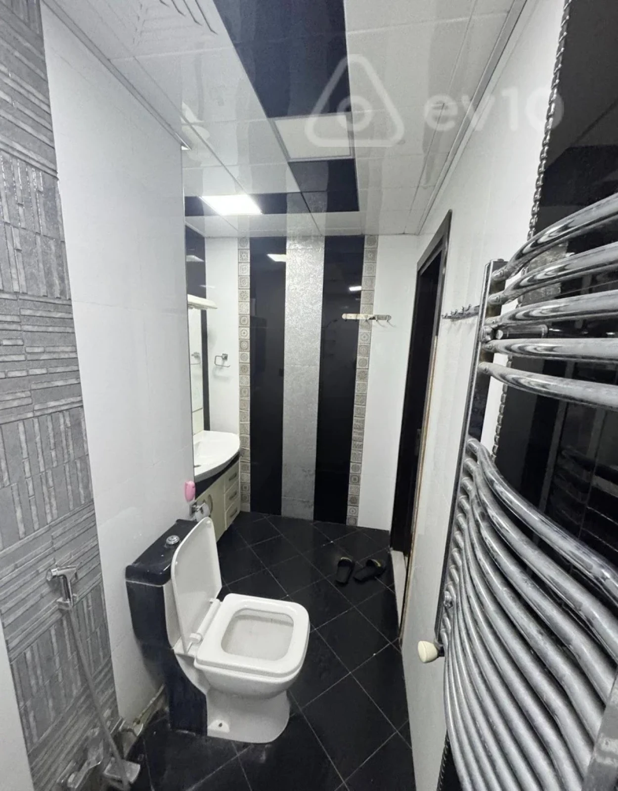 Satılır 2 otaqlı köhnə tikili 69 m²