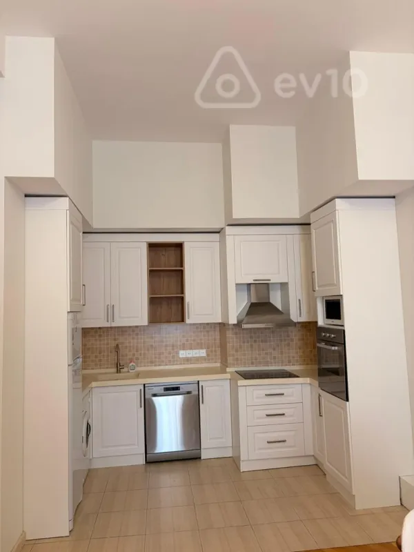 Kirayə verilir 4 otaqlı yeni tikili 220 m²