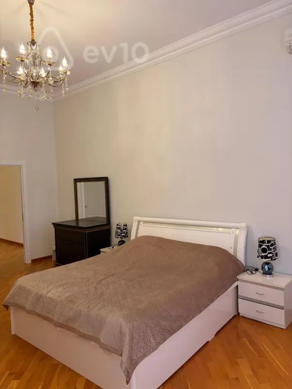 Kirayə verilir 4 otaqlı yeni tikili 220 m²