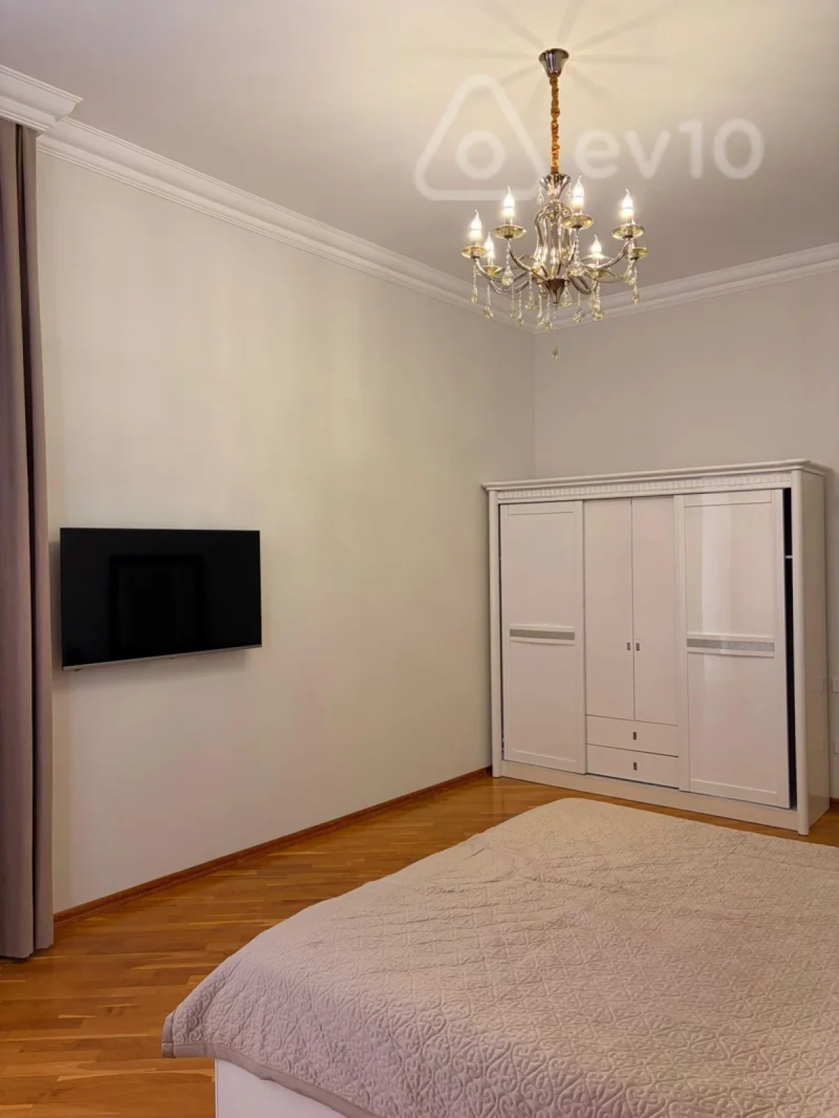Kirayə verilir 4 otaqlı yeni tikili 220 m²