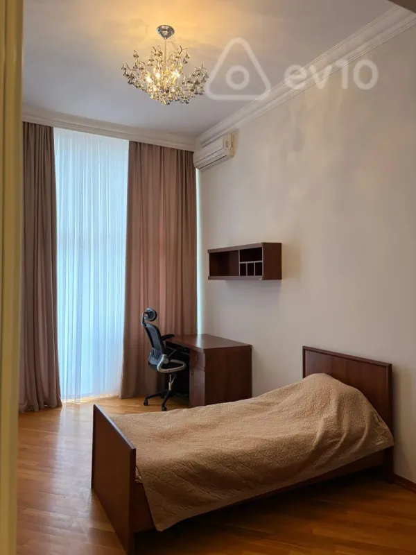 Kirayə verilir 4 otaqlı yeni tikili 220 m²