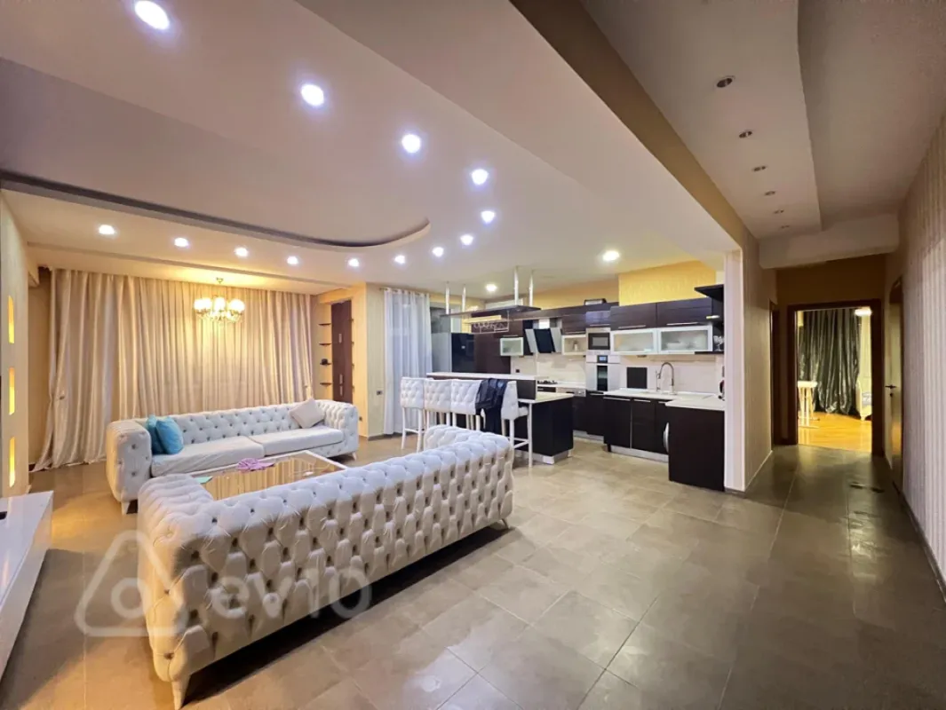 Kirayə verilir 3 otaqlı yeni tikili 135 m²