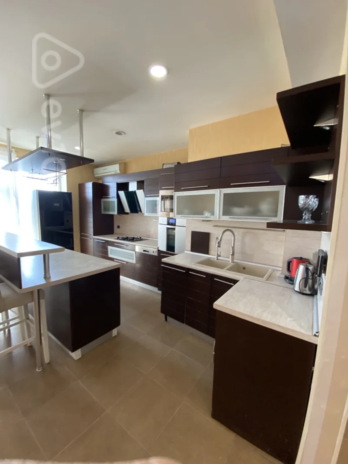 Kirayə verilir 3 otaqlı yeni tikili 135 m²