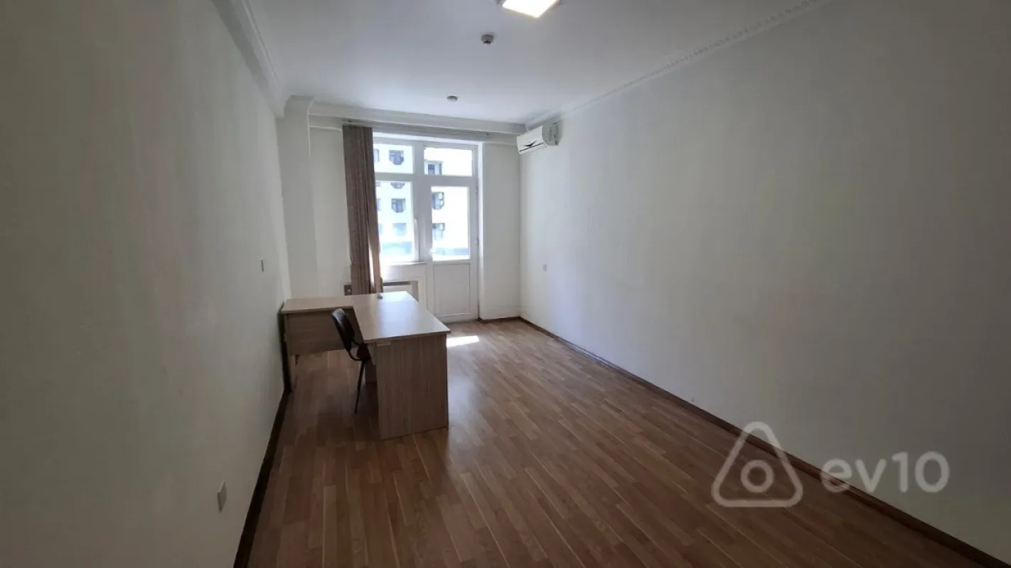 Kirayə verilir 5 otaqlı ofis 240 m²