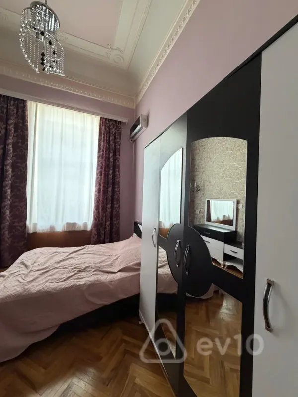 Kirayə verilir 3 otaqlı köhnə tikili 95 m²