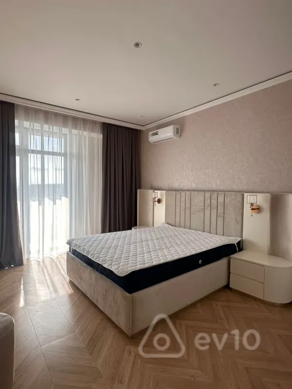 Kirayə verilir 3 otaqlı yeni tikili 148 m²