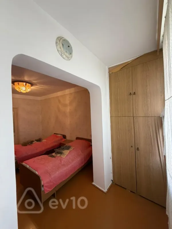 Satılır 4 otaqlı köhnə tikili 100 m²