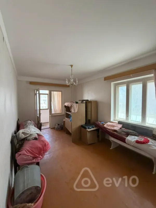 Satılır 4 otaqlı köhnə tikili 100 m²