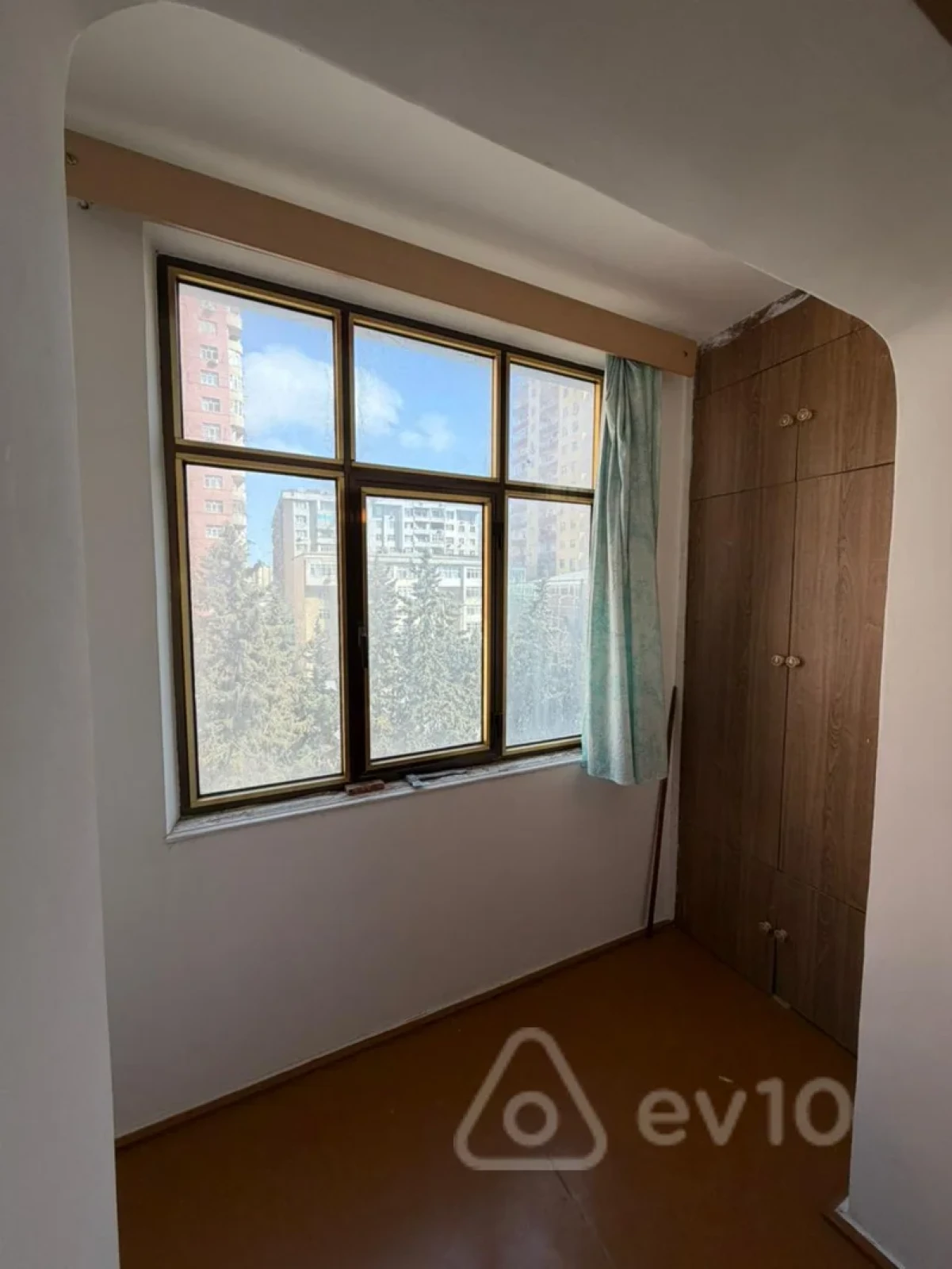 Satılır 4 otaqlı köhnə tikili 100 m²