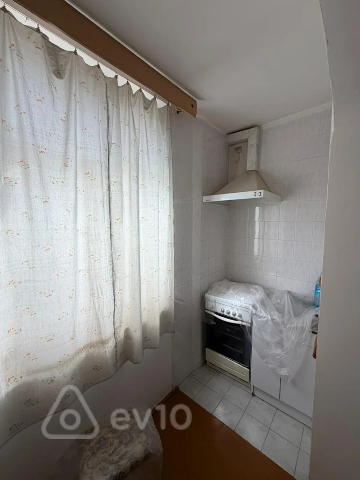 Satılır 4 otaqlı köhnə tikili 100 m²