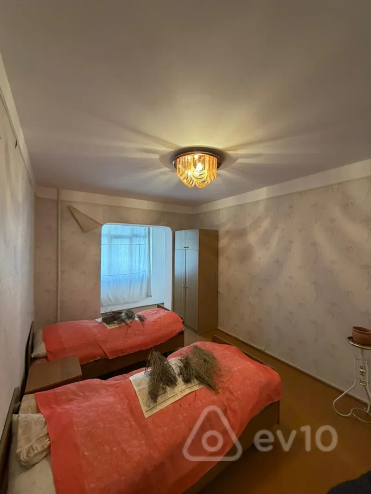 Satılır 4 otaqlı köhnə tikili 100 m²