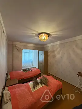 Satılır 4 otaqlı köhnə tikili 100 m²