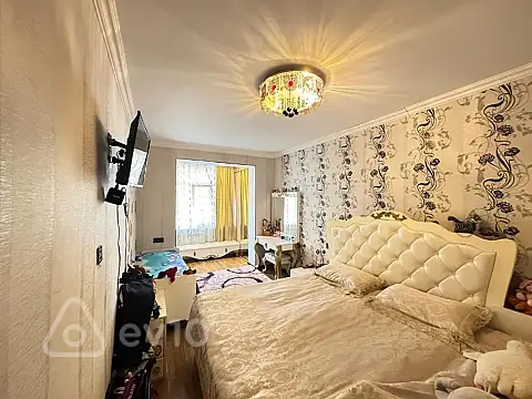 Satılır 4 otaqlı köhnə tikili 110 m²