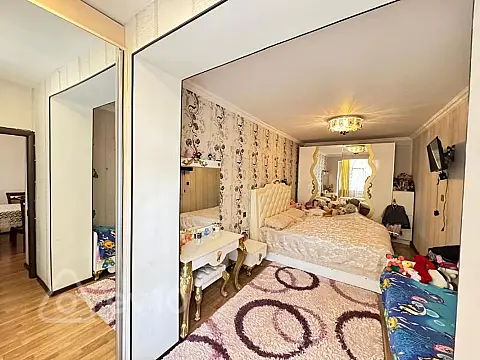 Satılır 4 otaqlı köhnə tikili 110 m²