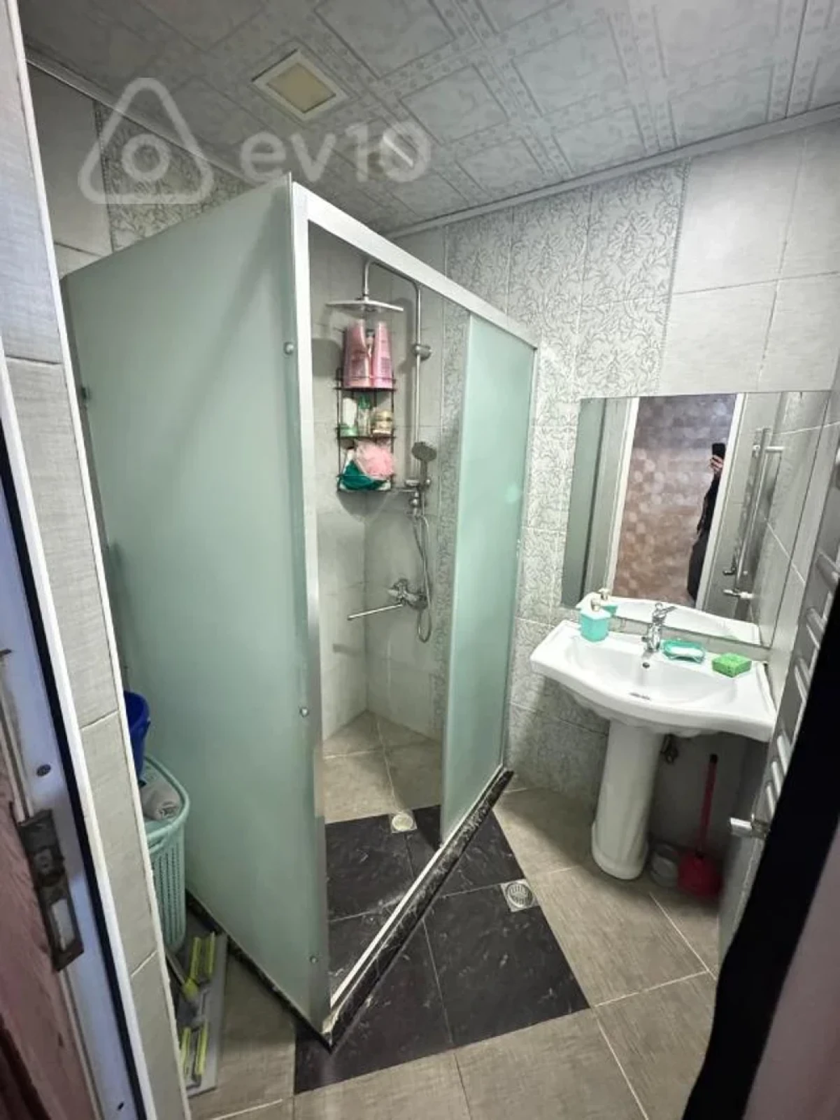 Satılır 4 otaqlı köhnə tikili 110 m²