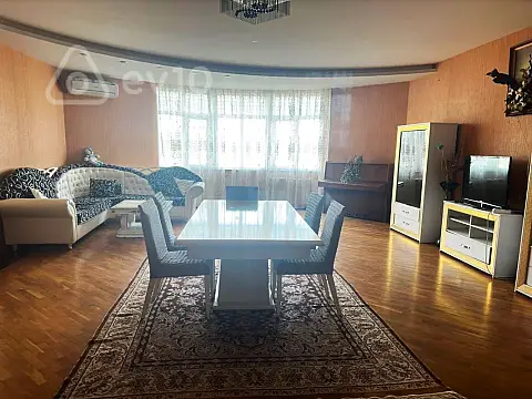 Kirayə verilir 3 otaqlı yeni tikili 190 m²