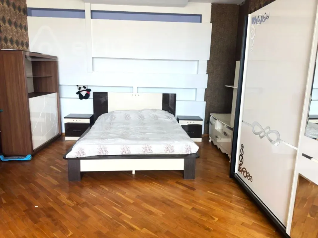 Kirayə verilir 3 otaqlı yeni tikili 190 m²