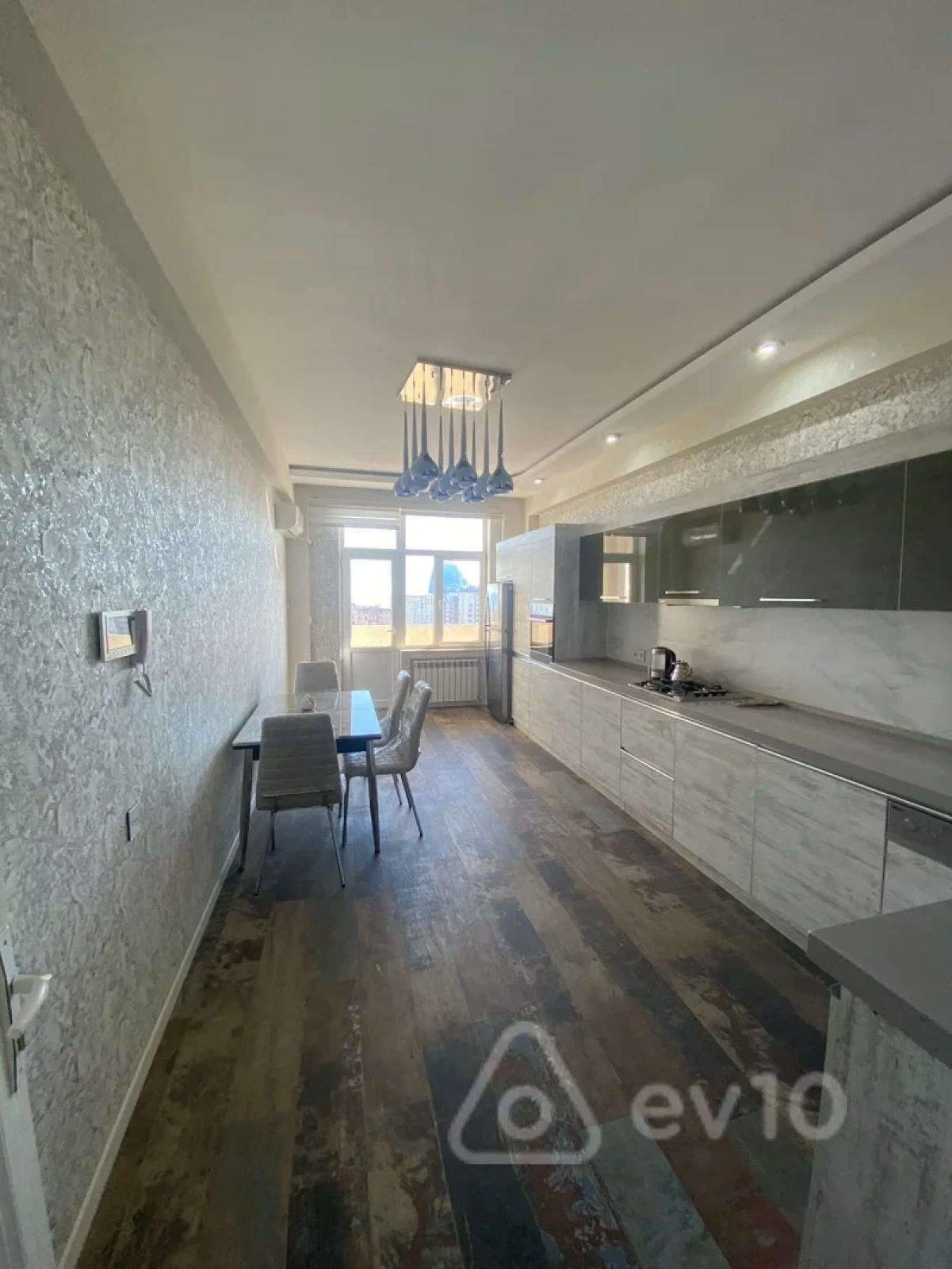 Kirayə verilir 3 otaqlı yeni tikili 160 m²