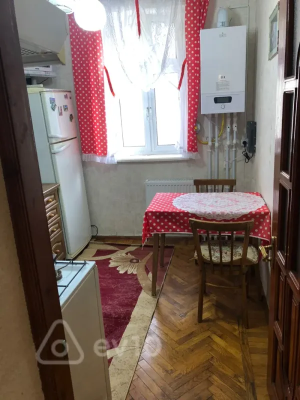 Kirayə verilir 2 otaqlı köhnə tikili 55 m²