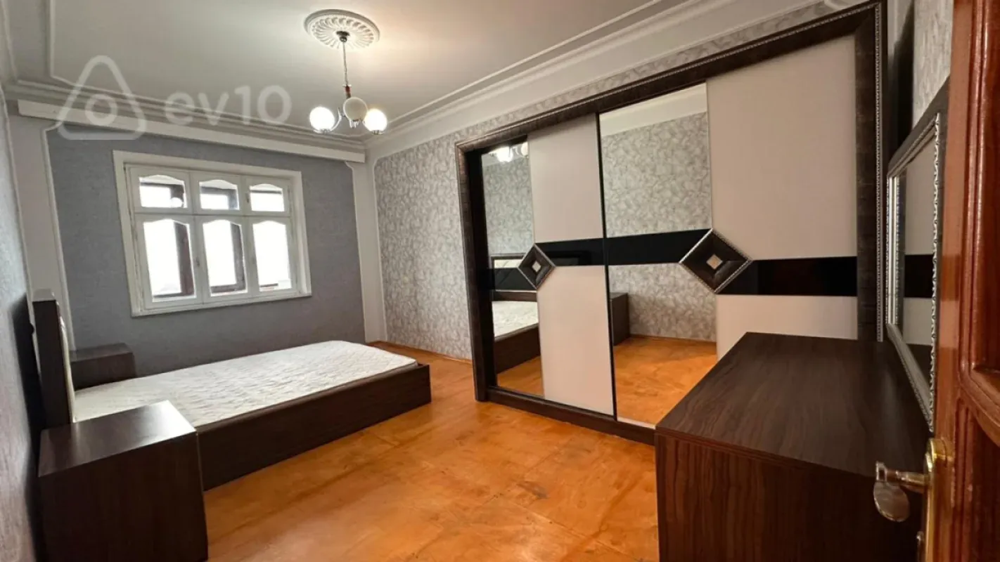Kirayə verilir 3 otaqlı köhnə tikili 90 m²