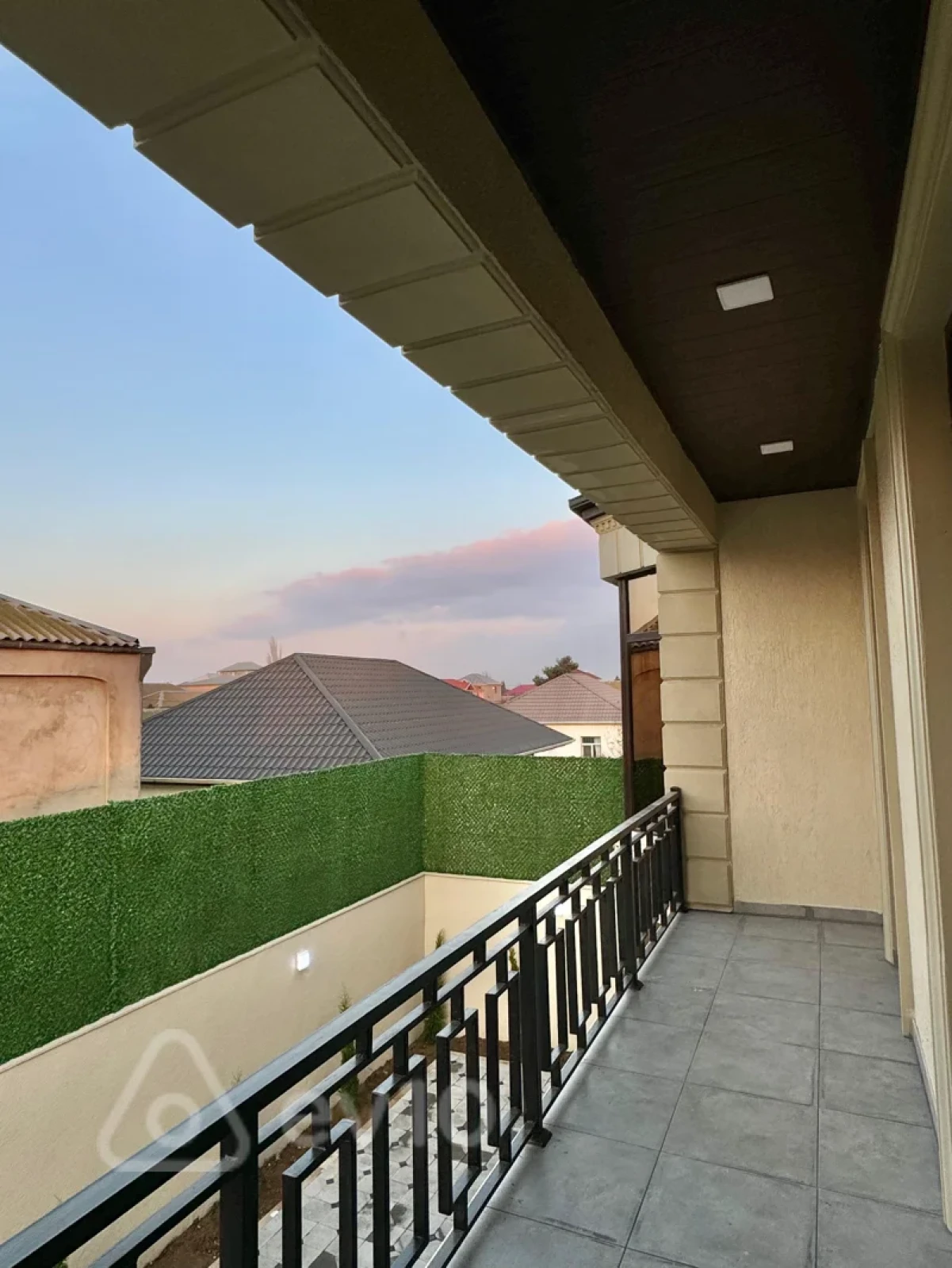 Satılır 5 otaqlı həyət evi 220 m²