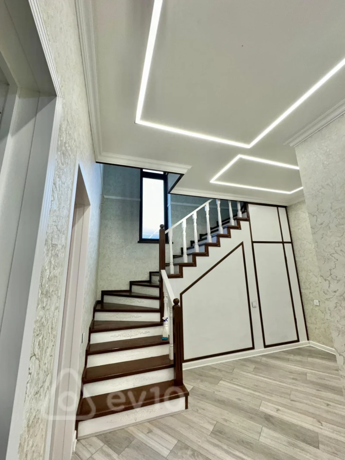 Satılır 5 otaqlı həyət evi 220 m²
