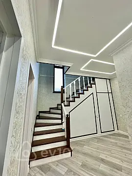 Satılır 5 otaqlı həyət evi 220 m²