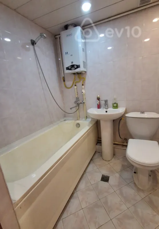 Kirayə verilir 2 otaqlı köhnə tikili 50 m²