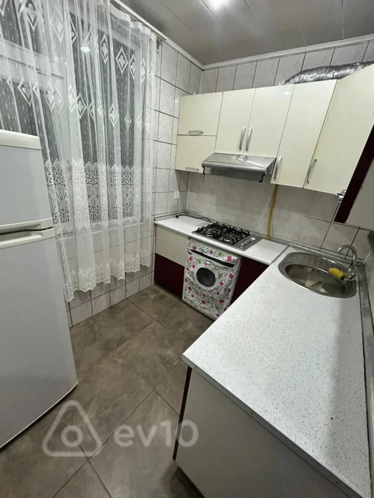 Kirayə verilir 2 otaqlı köhnə tikili 60 m²