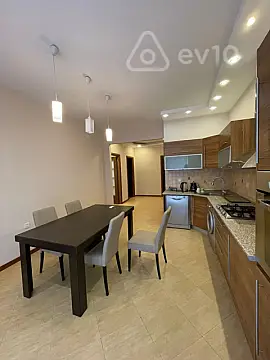 Kirayə verilir 4 otaqlı yeni tikili 150 m²