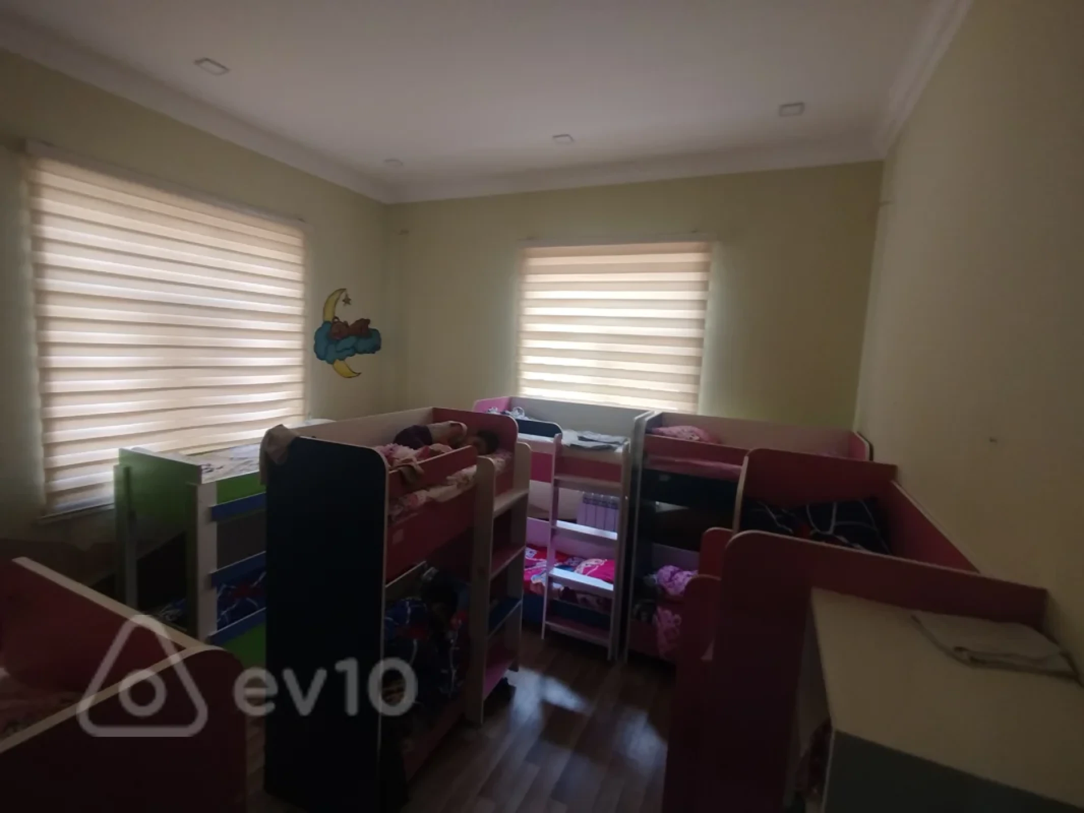 Satılır mənzil 210 m²