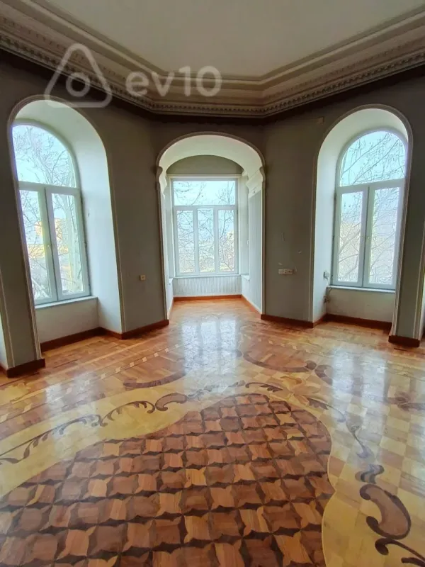 Satılır 4 otaqlı köhnə tikili 180 m²