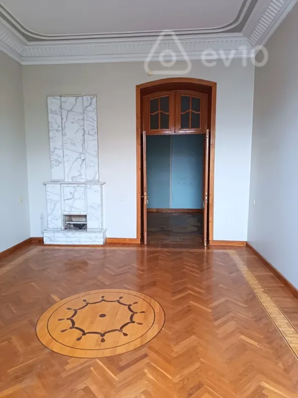 Satılır 4 otaqlı köhnə tikili 180 m²