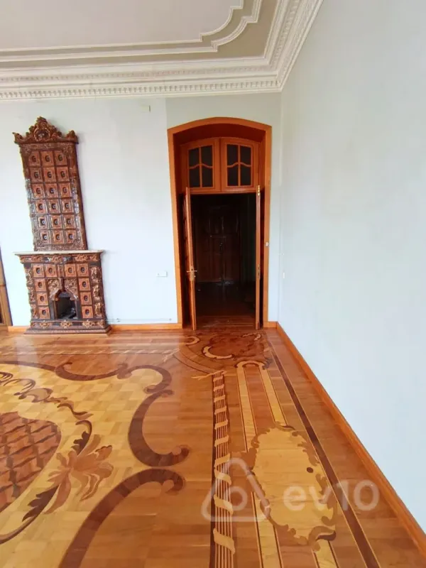 Satılır 4 otaqlı köhnə tikili 180 m²