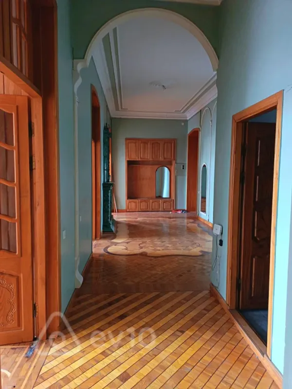 Satılır 4 otaqlı köhnə tikili 180 m²