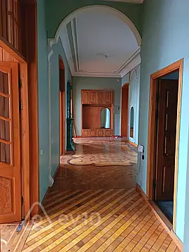 Satılır 4 otaqlı köhnə tikili 180 m²