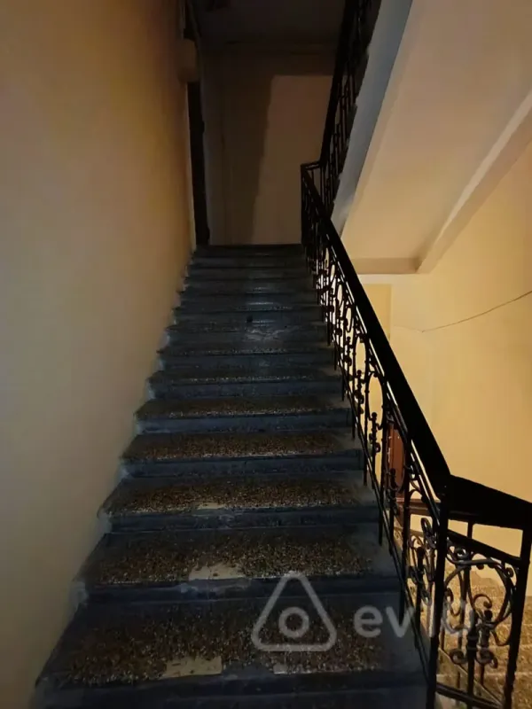 Satılır 4 otaqlı köhnə tikili 180 m²